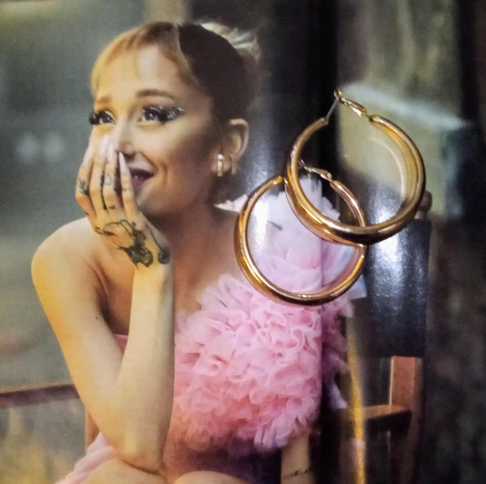 Gold tone hoop earrings very lightweight